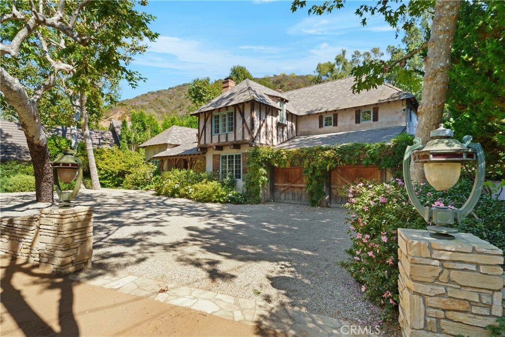 Property Photo:  2562 Mandeville Canyon Road  CA 90049 