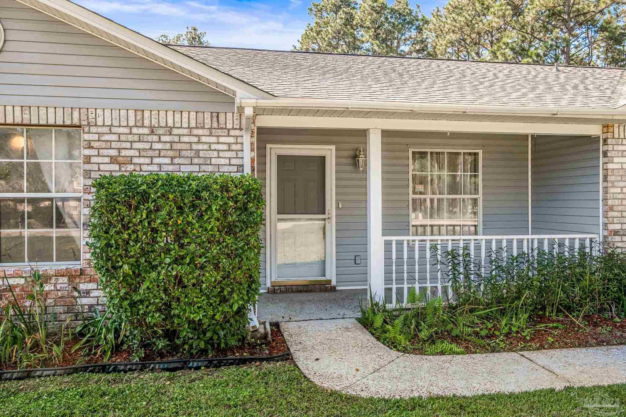 Property Photo: 9819 Loquat Dr FL 32506