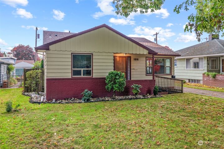 Property Photo:  1016  22nd Avenue  WA 98632 
