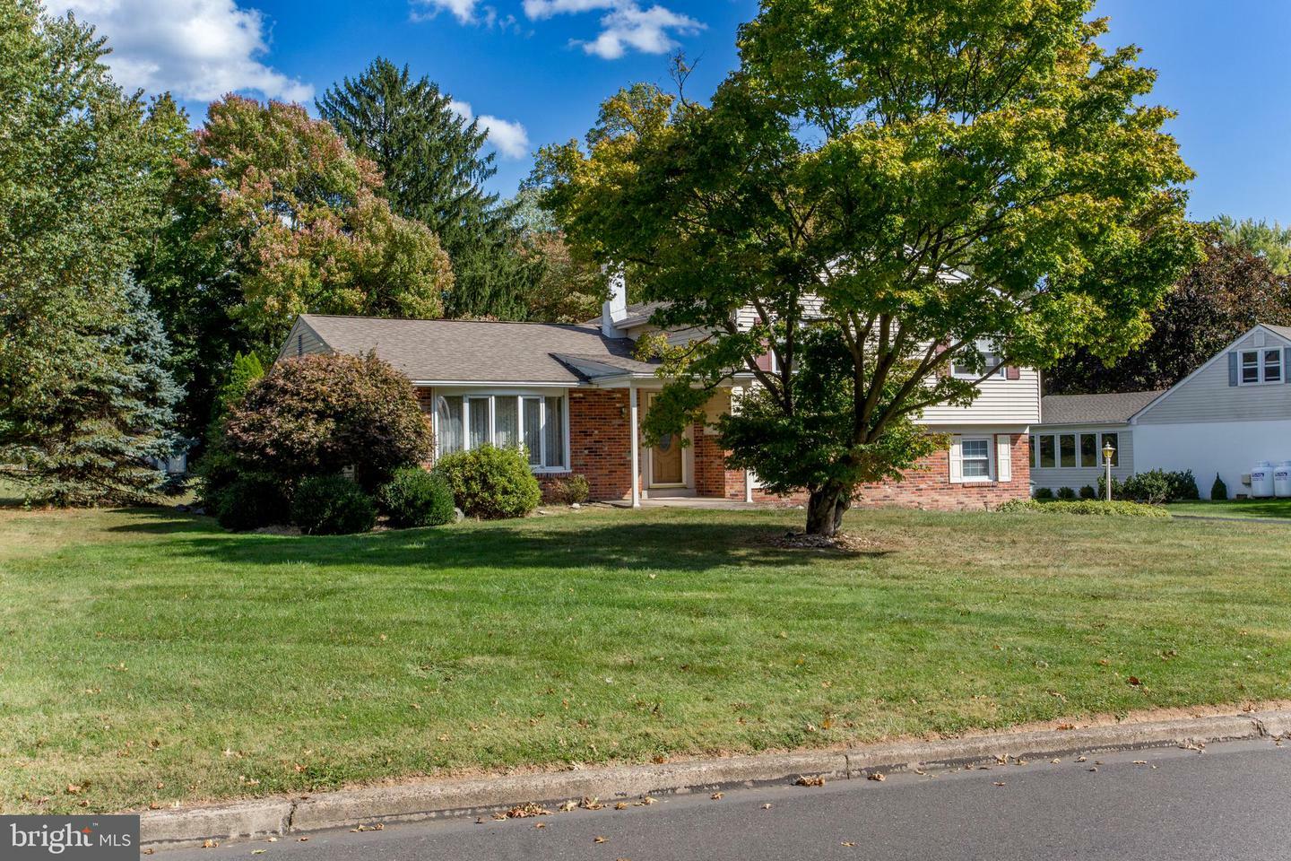 Property Photo:  41 Woodlake Drive  PA 18966 