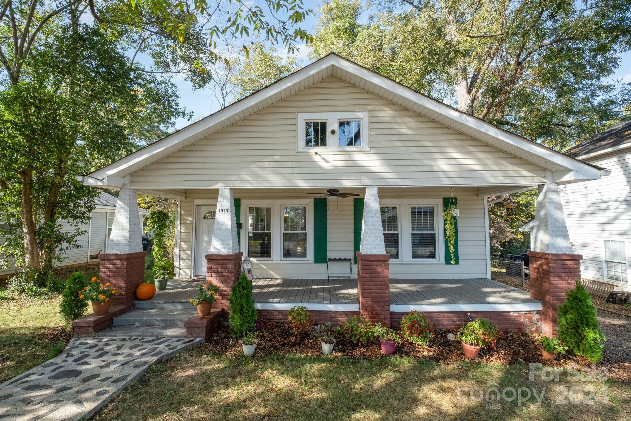 Property Photo:  1010 Pryor Street  NC 28208 