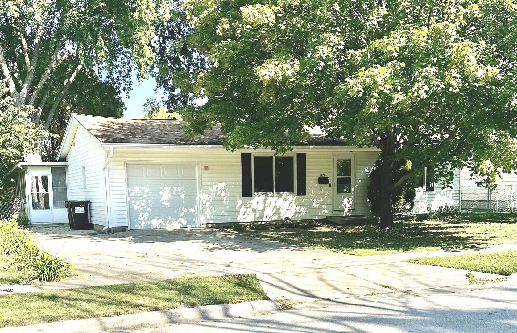 Property Photo: 1128 Manchester Mall IL 60050