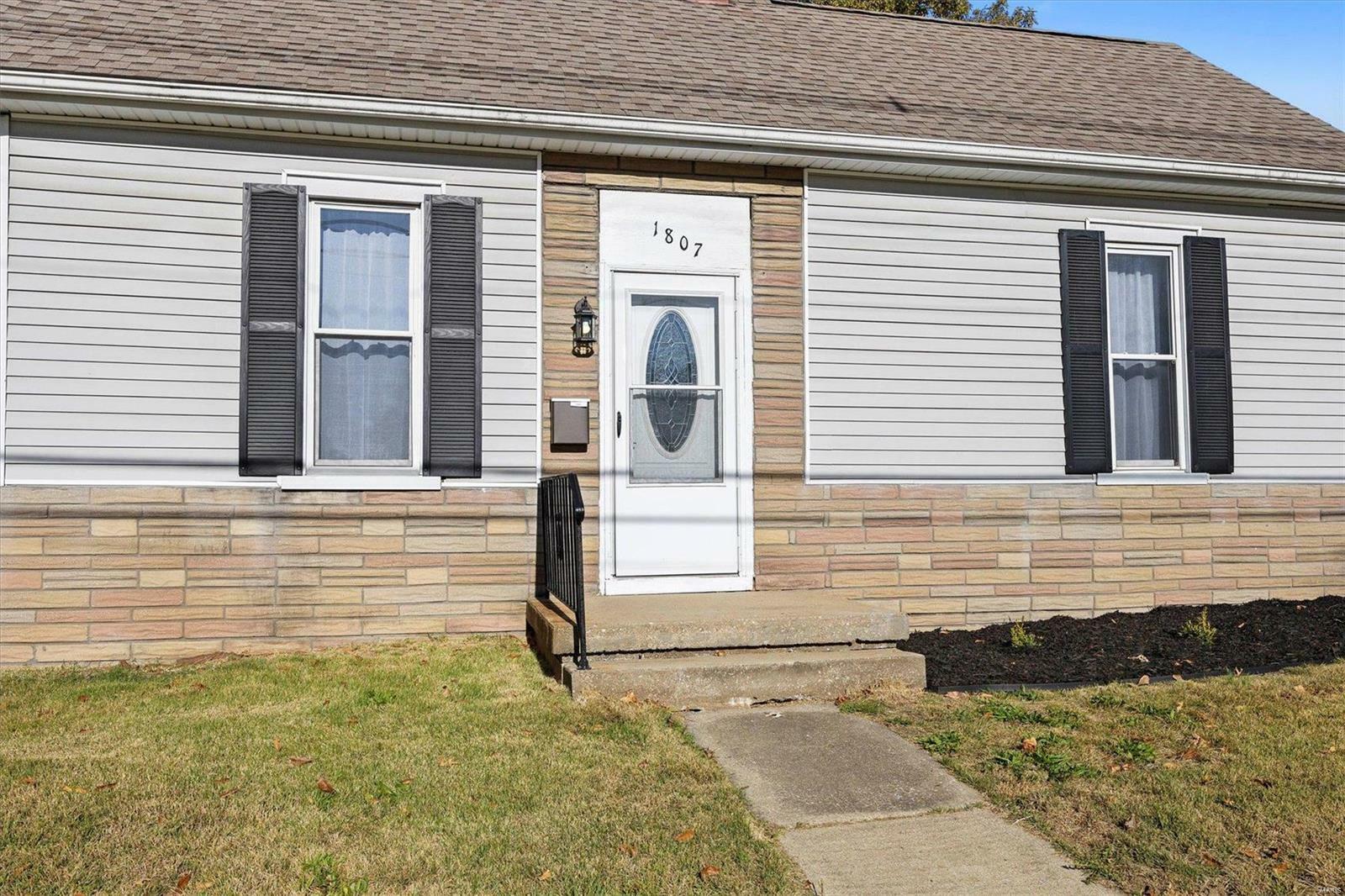 Property Photo:  1807 E B Street  IL 62221 