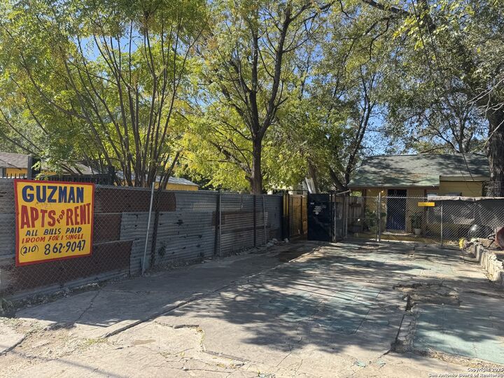 3015 S Flores St  San Antonio TX 78204 photo