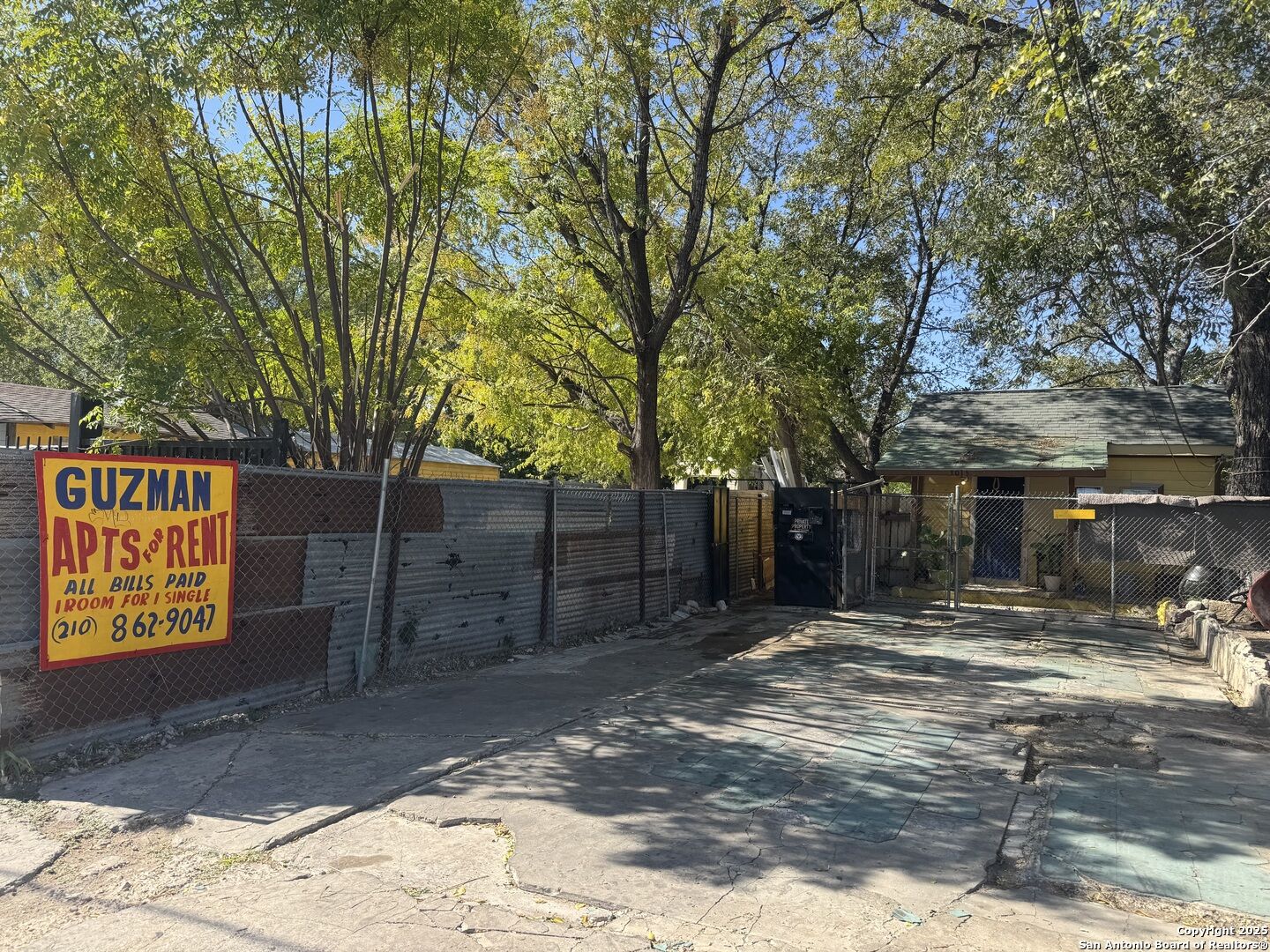 Property Photo:  3015 S Flores St  TX 78204 