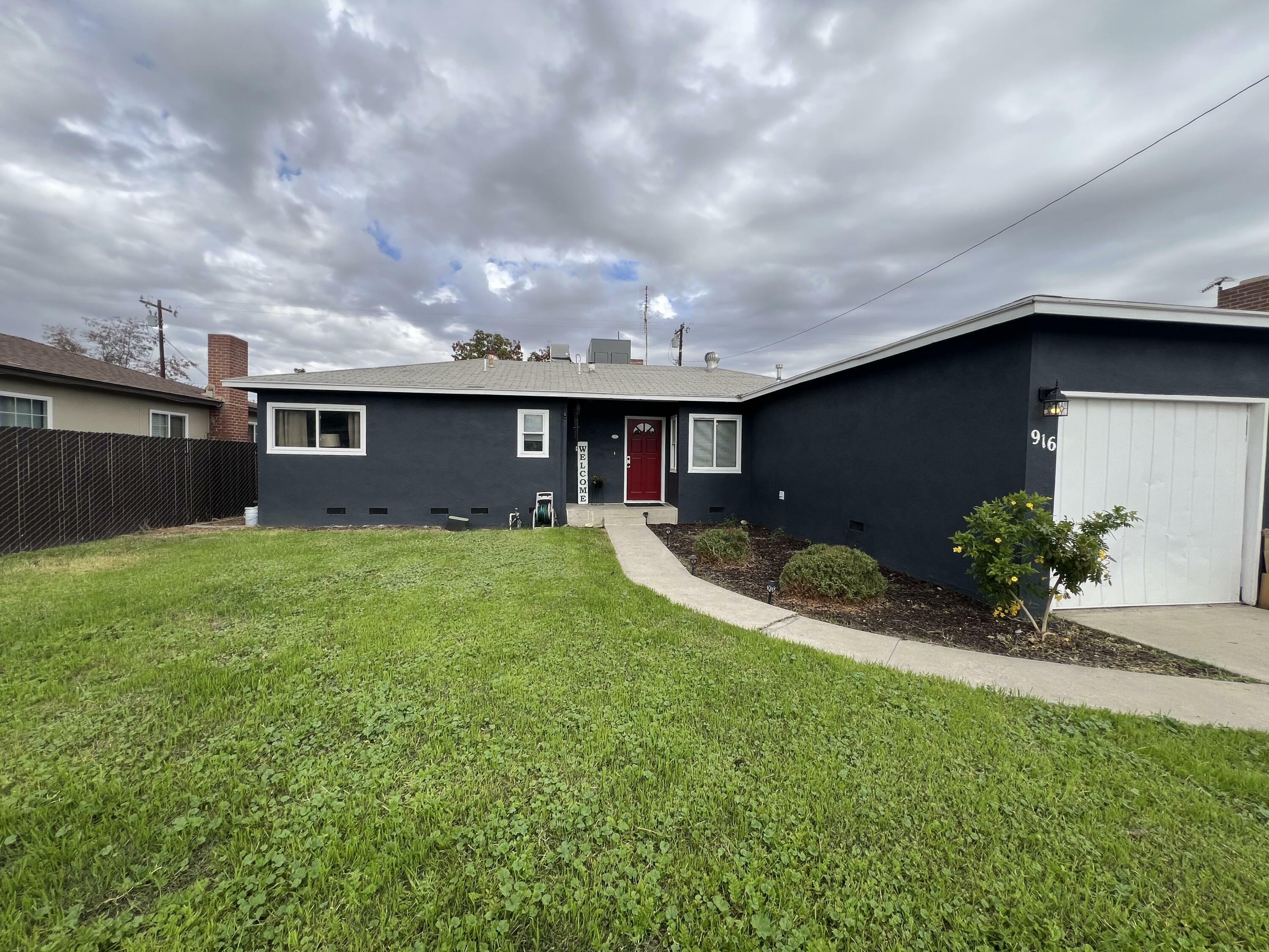 Property Photo:  916 E Myrtle Avenue  CA 93292 