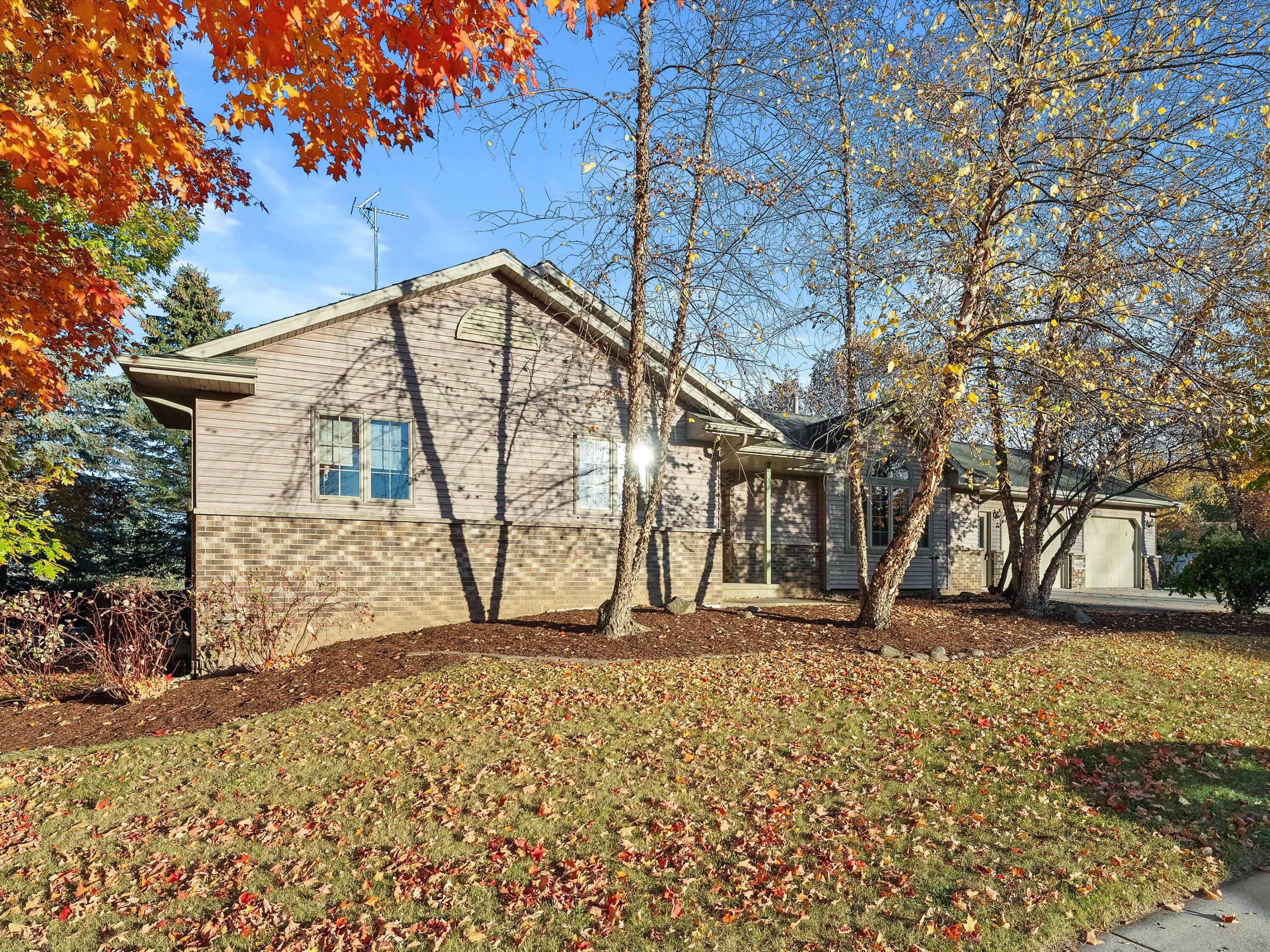 Property Photo:  208 Southridge Dr  WI 53042 