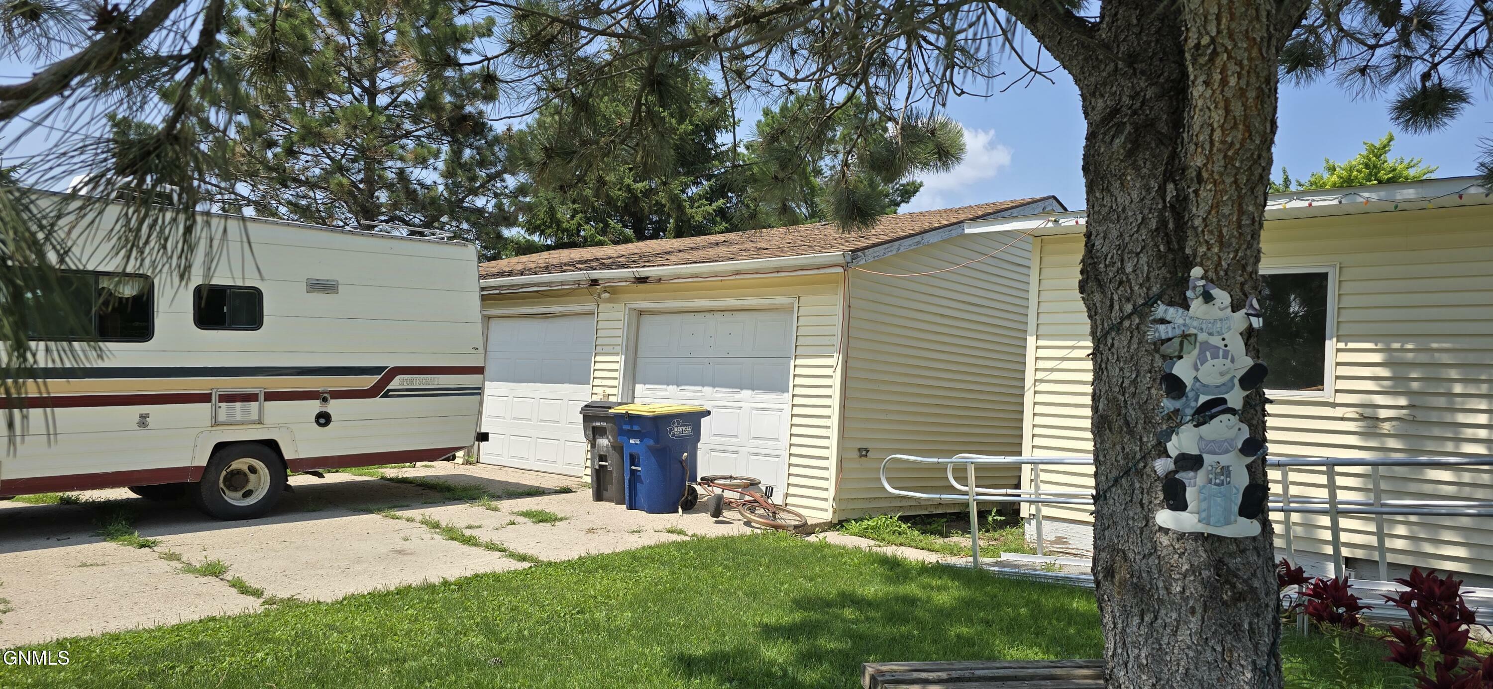 Property Photo:  1518 14th Street SW  ND 58401 