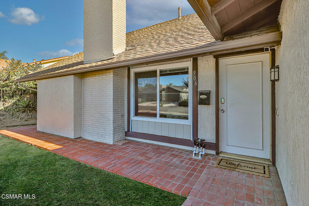 Property Photo:  906 Oakmound Avenue  CA 91320 