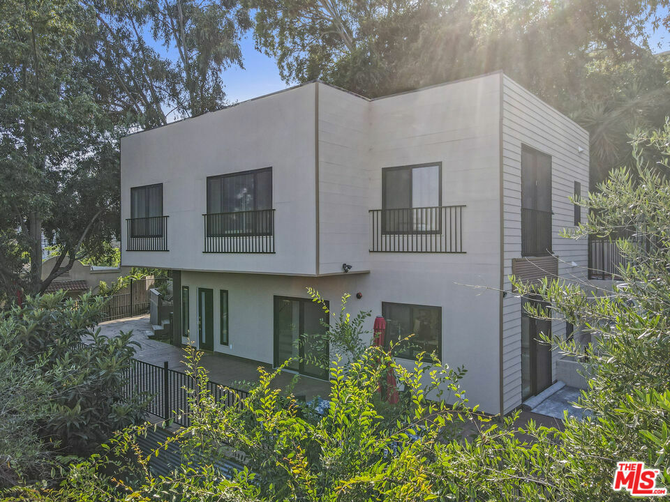 Property Photo:  2315 Loma Vista Place  CA 90039 