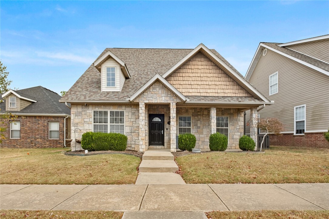 Property Photo:  1514 NE Young Avenue  AR 72712 