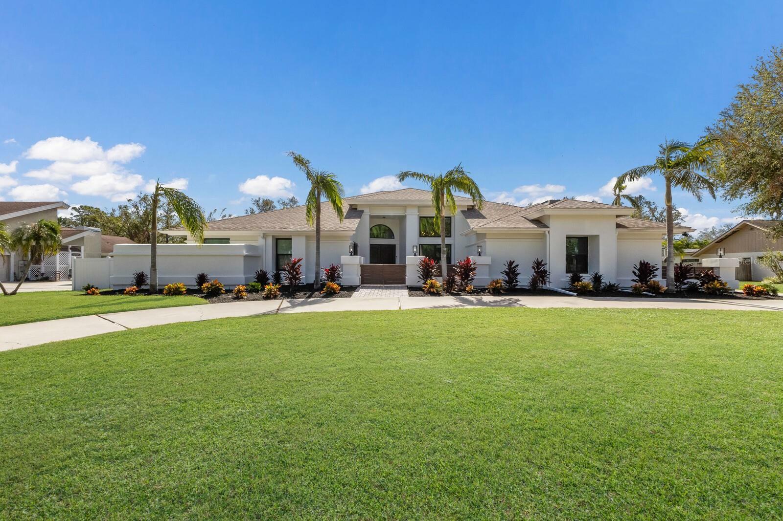 Property Photo:  6817 Riverview Boulevard  FL 34209 