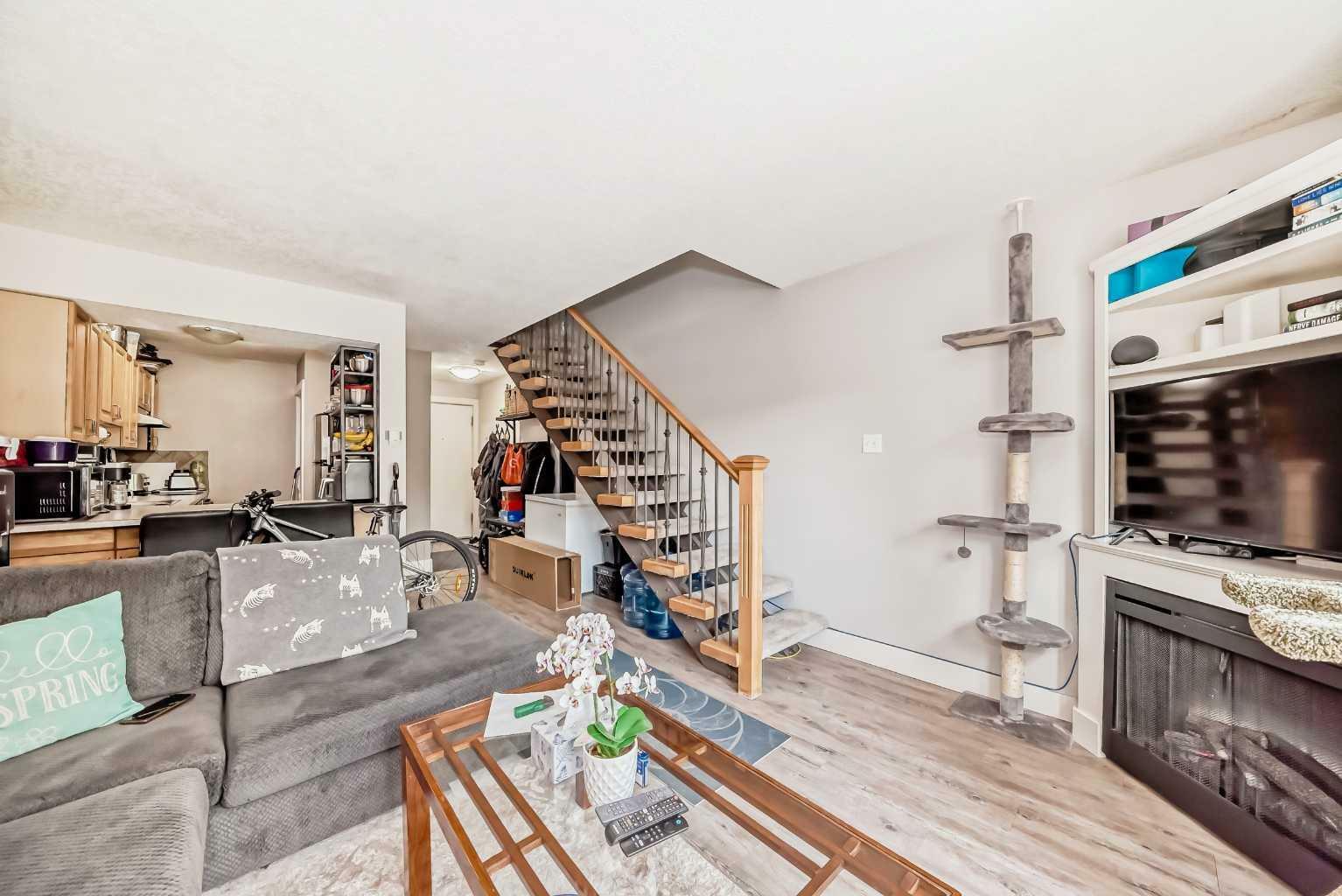 Property Photo:  810 2 Street NE 4  AB T2E 3G4 