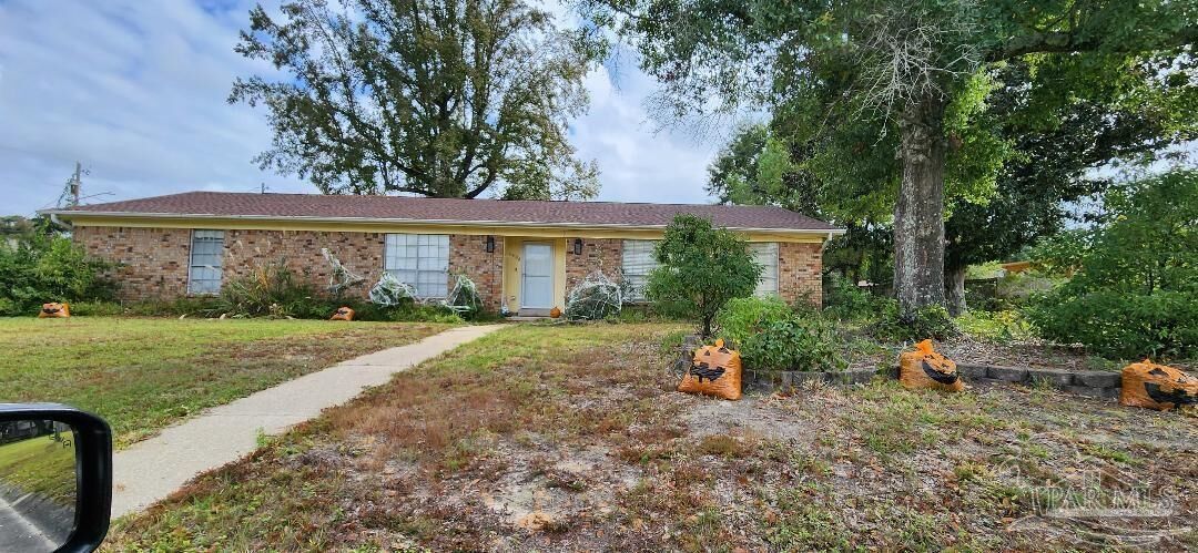 Property Photo: 6406 Antietam Dr FL 32503