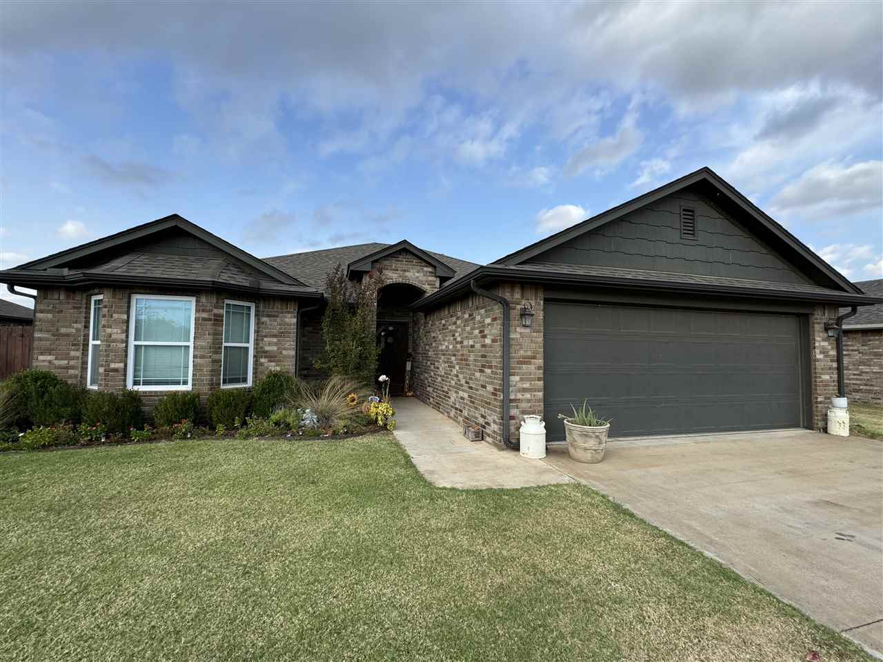 Property Photo:  403 E Kinder Wells Boulevard  OK 74059 