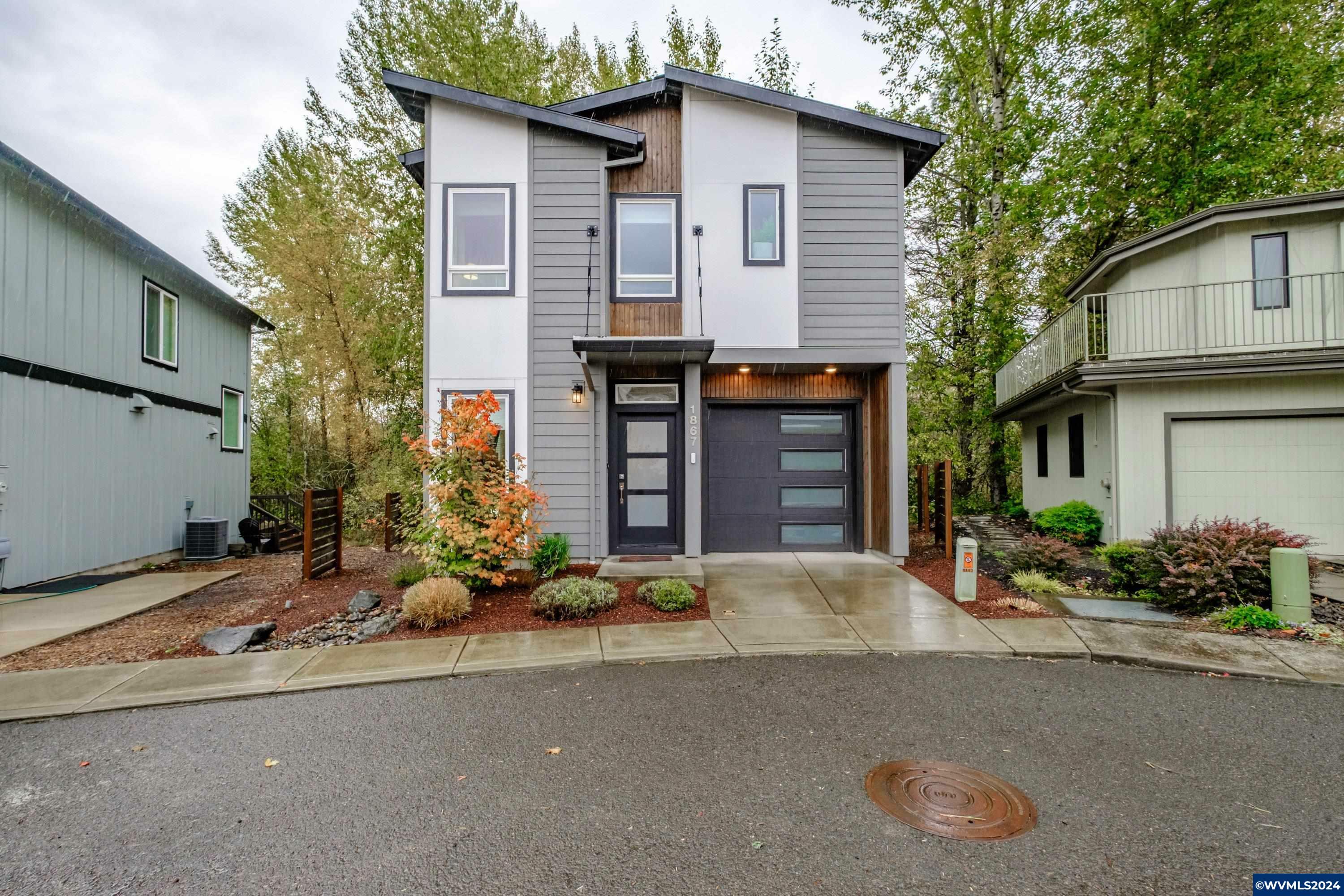 Property Photo:  1867  John Muir Cir SE  OR 97302 