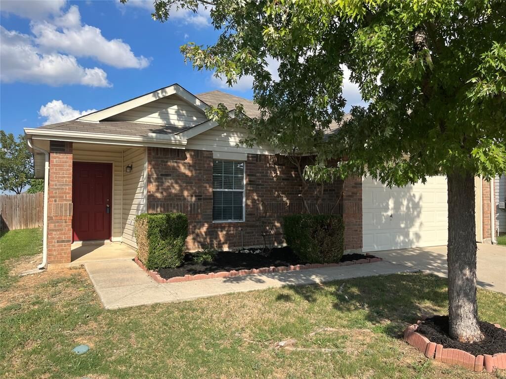 Property Photo: 736 Mexicali Way TX 76052