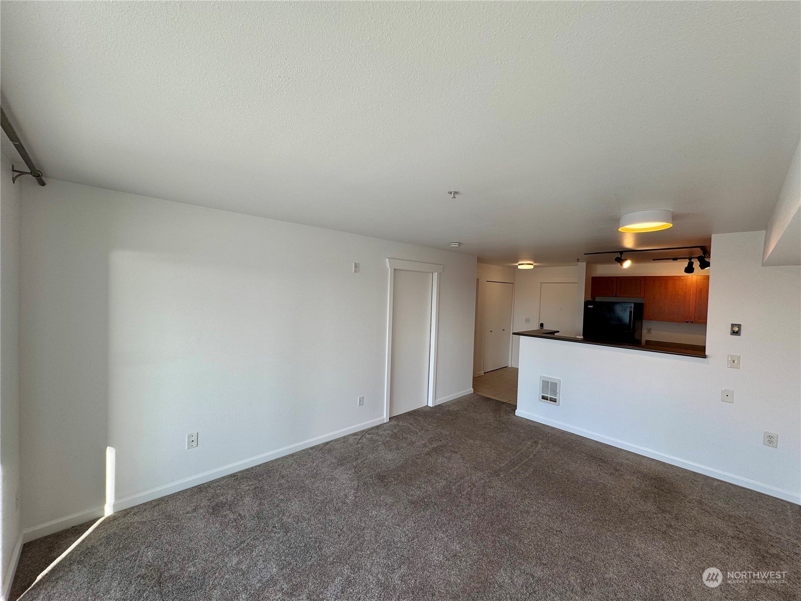 Property Photo:  500 Elliott Avenue W 405  WA 98119 