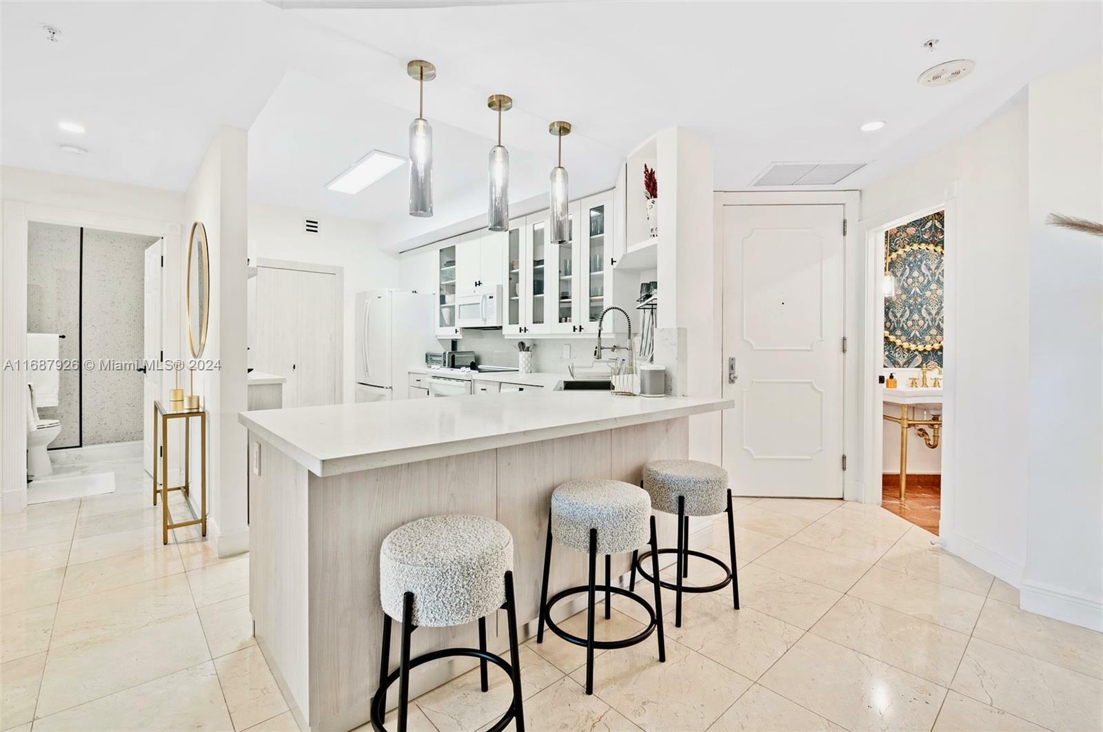 Property Photo:  888 Brickell Key Dr 907  FL 33131 