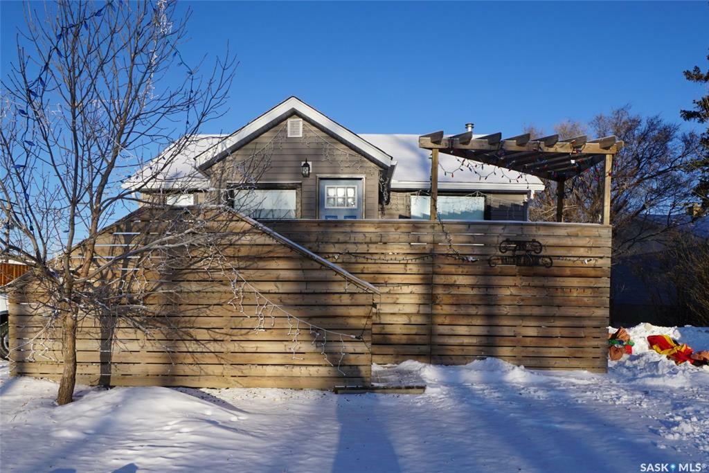 Property Photo:  710 Railway Avenue  SK S0G 3L0 