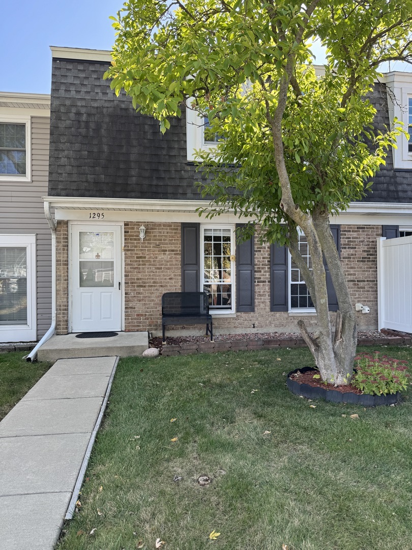 1295 Wandsworth Circle  Roselle IL 60172 photo