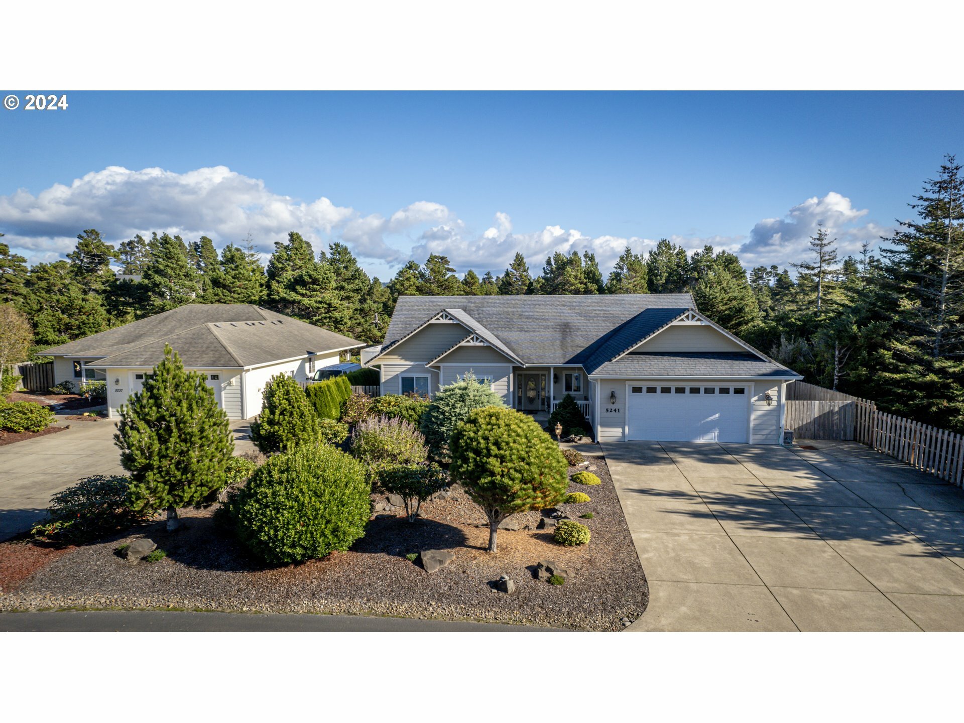 Property Photo:  5241 Dunewood Dr  OR 97439 