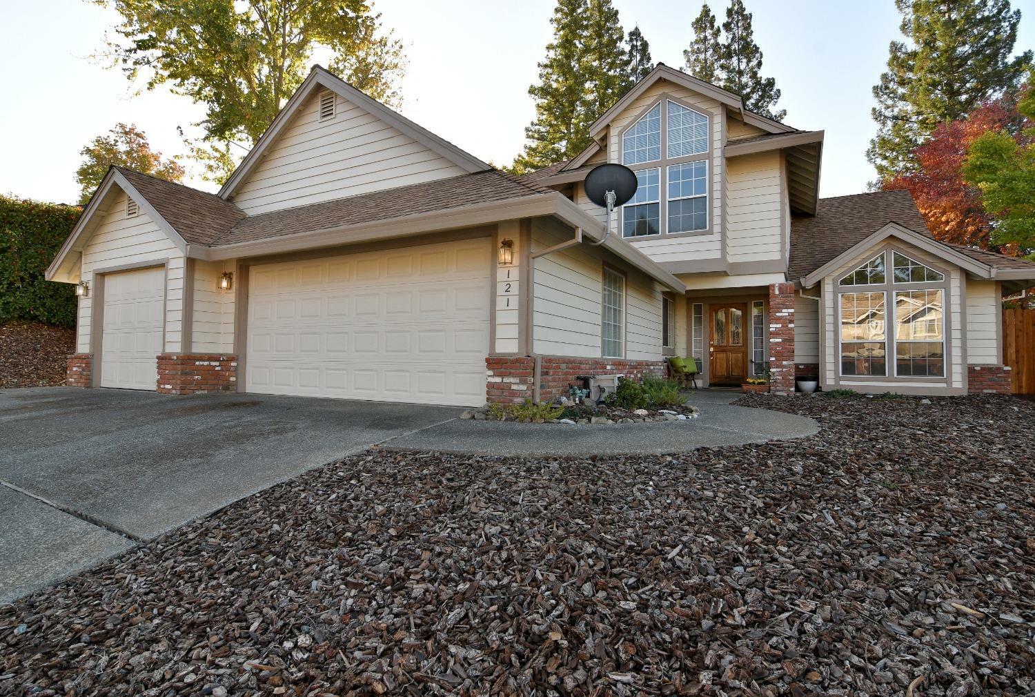 Property Photo: 121 Dunstable Way CA 95630