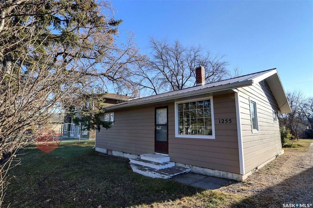 Property Photo:  1255 15th Street W  SK S6V 3S5 