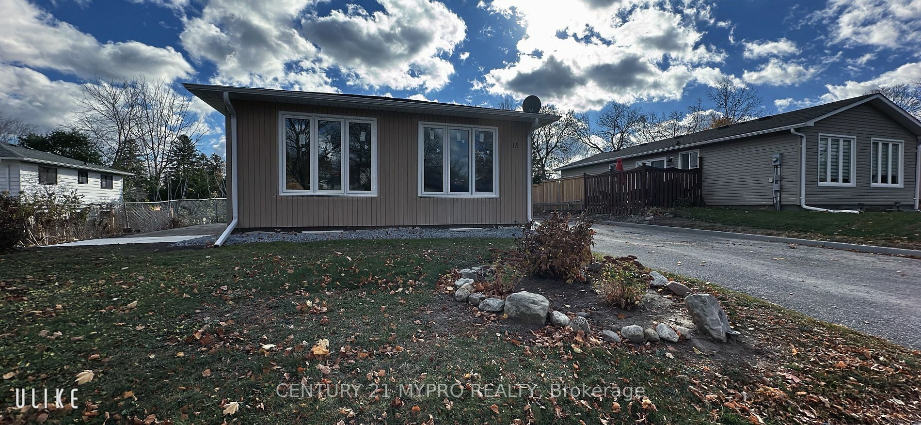 Property Photo:  18 Valleyview Cres Upper  ON L3Z 1S7 