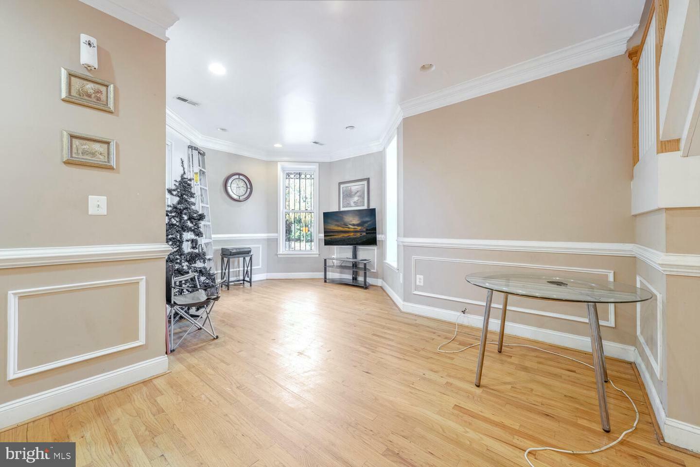 Property Photo:  833 10th Street NE  DC 20002 