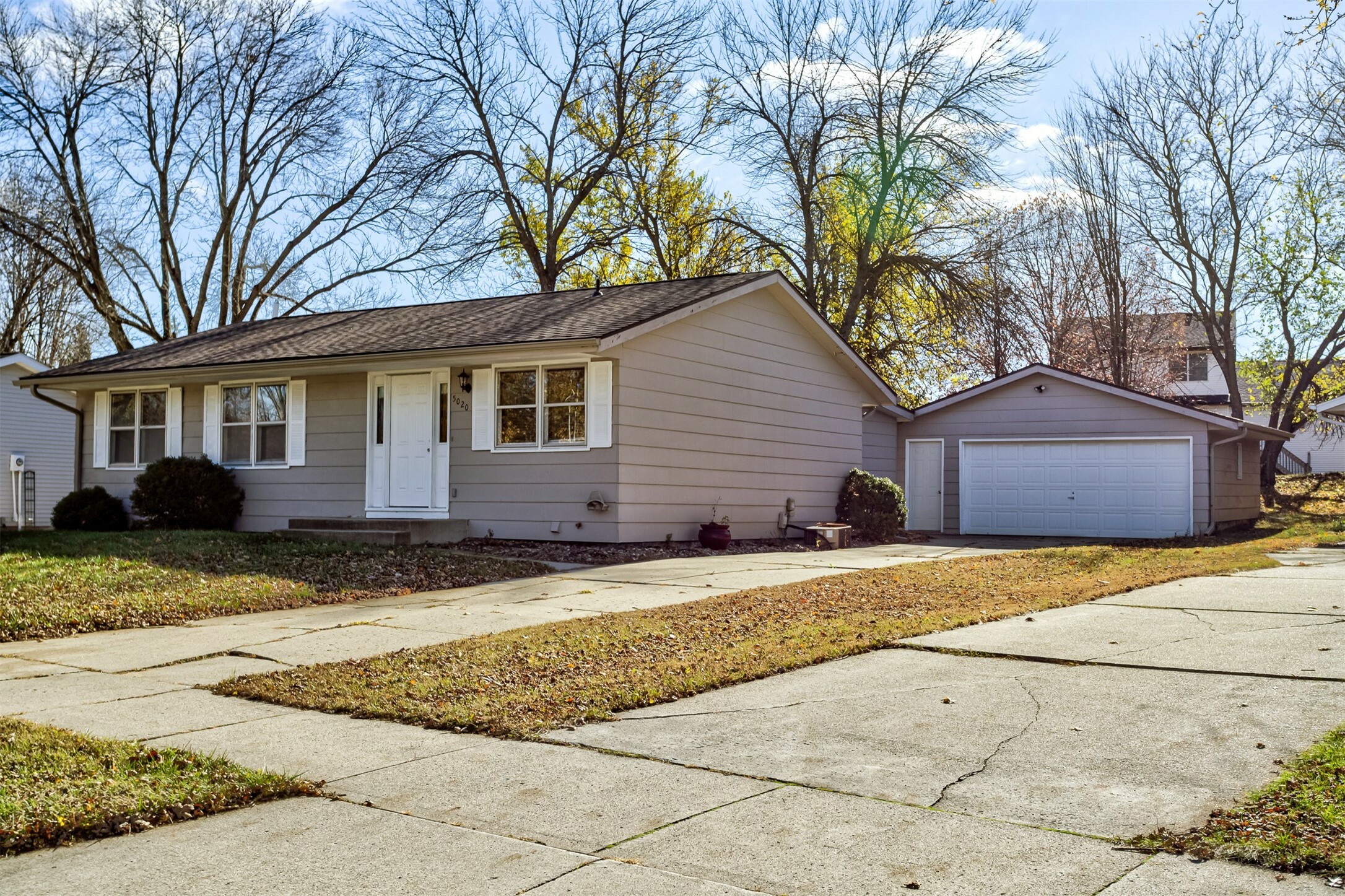 Property Photo:  5020 Emerson Drive  IA 50014 