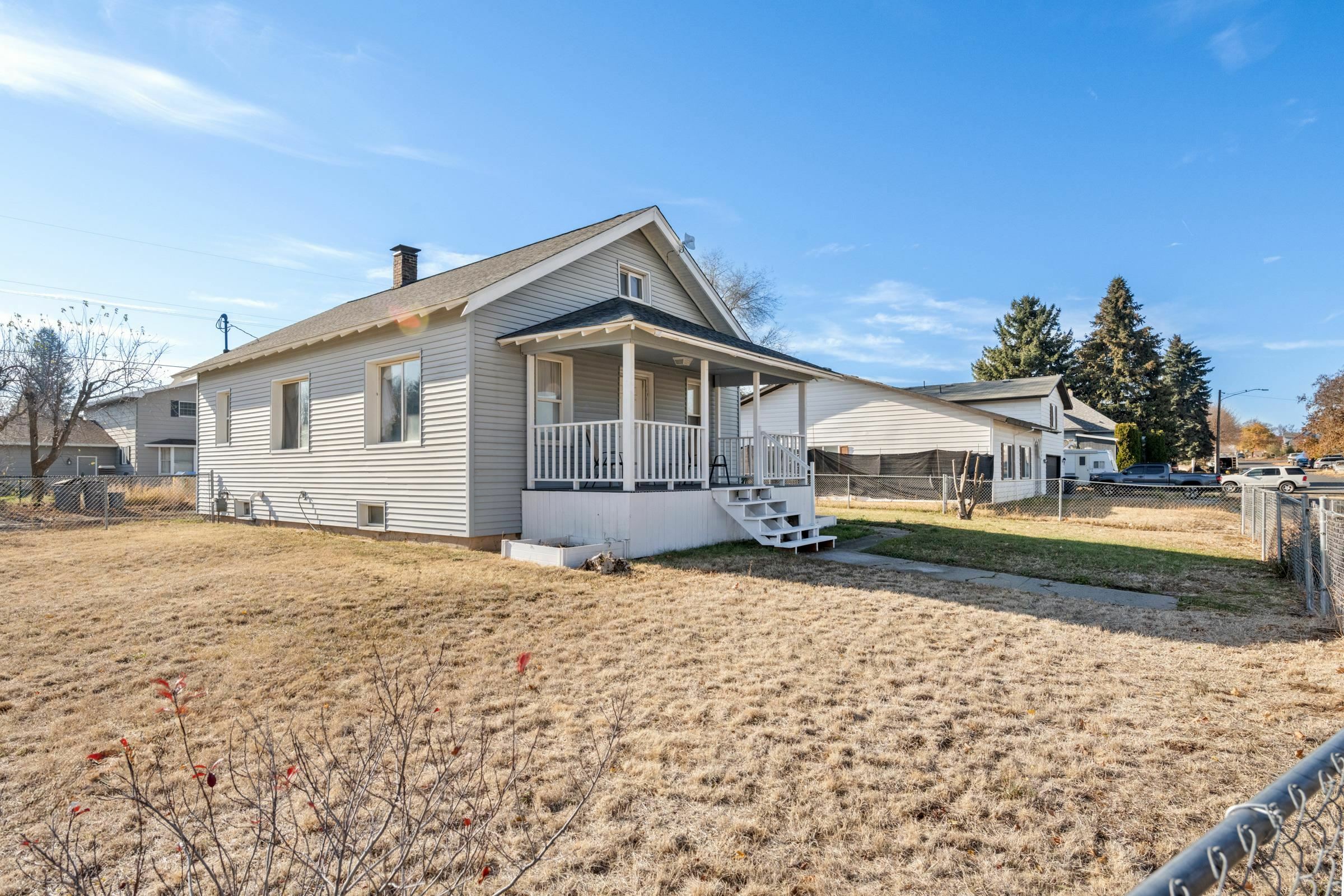 Property Photo:  301 Maxwell St  WA 99122 