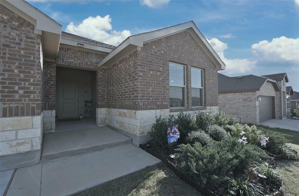 Property Photo:  804 Rendyn Way  TX 76033 