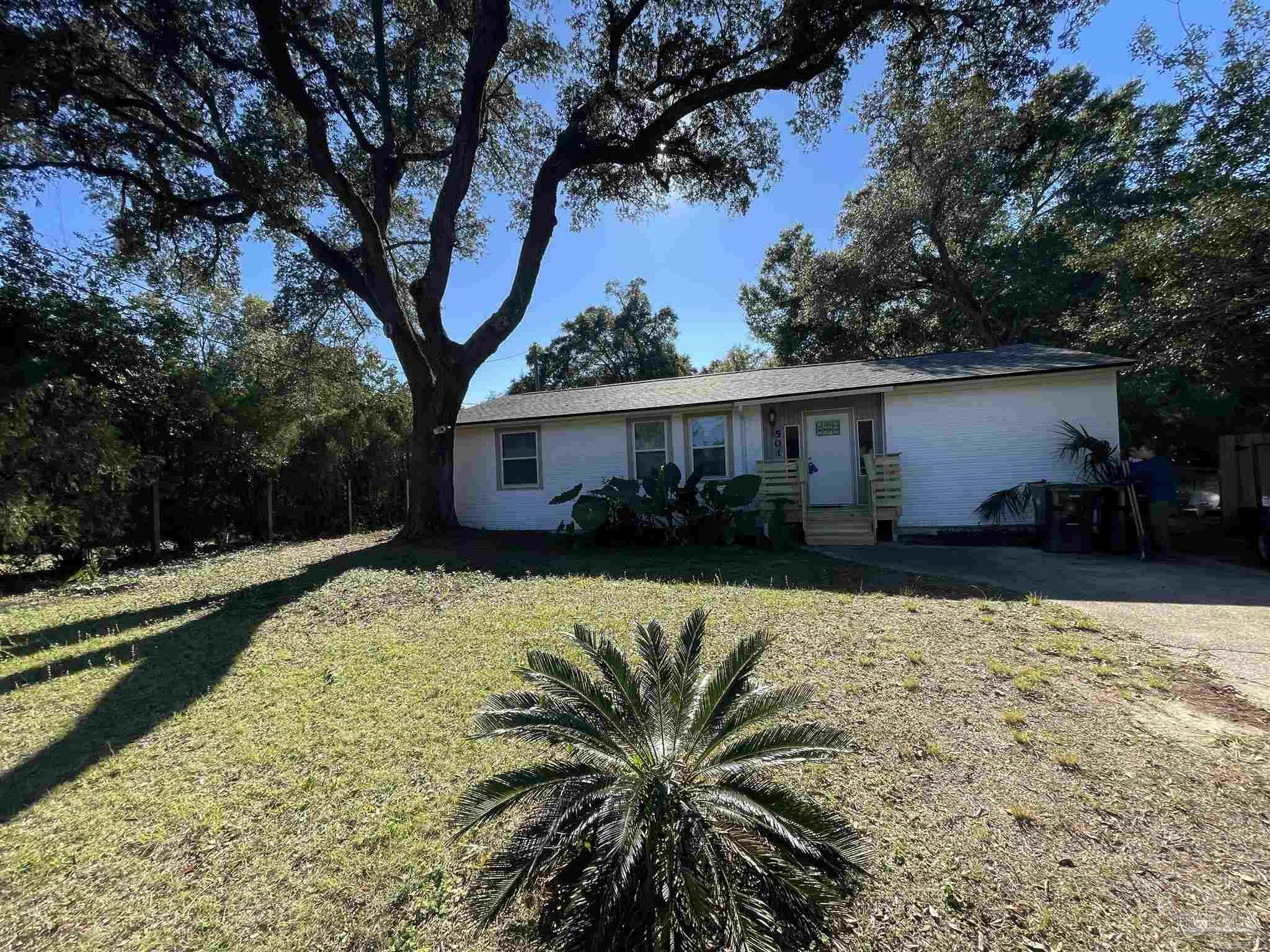 Property Photo:  501 Lakewood Rd  FL 32507 