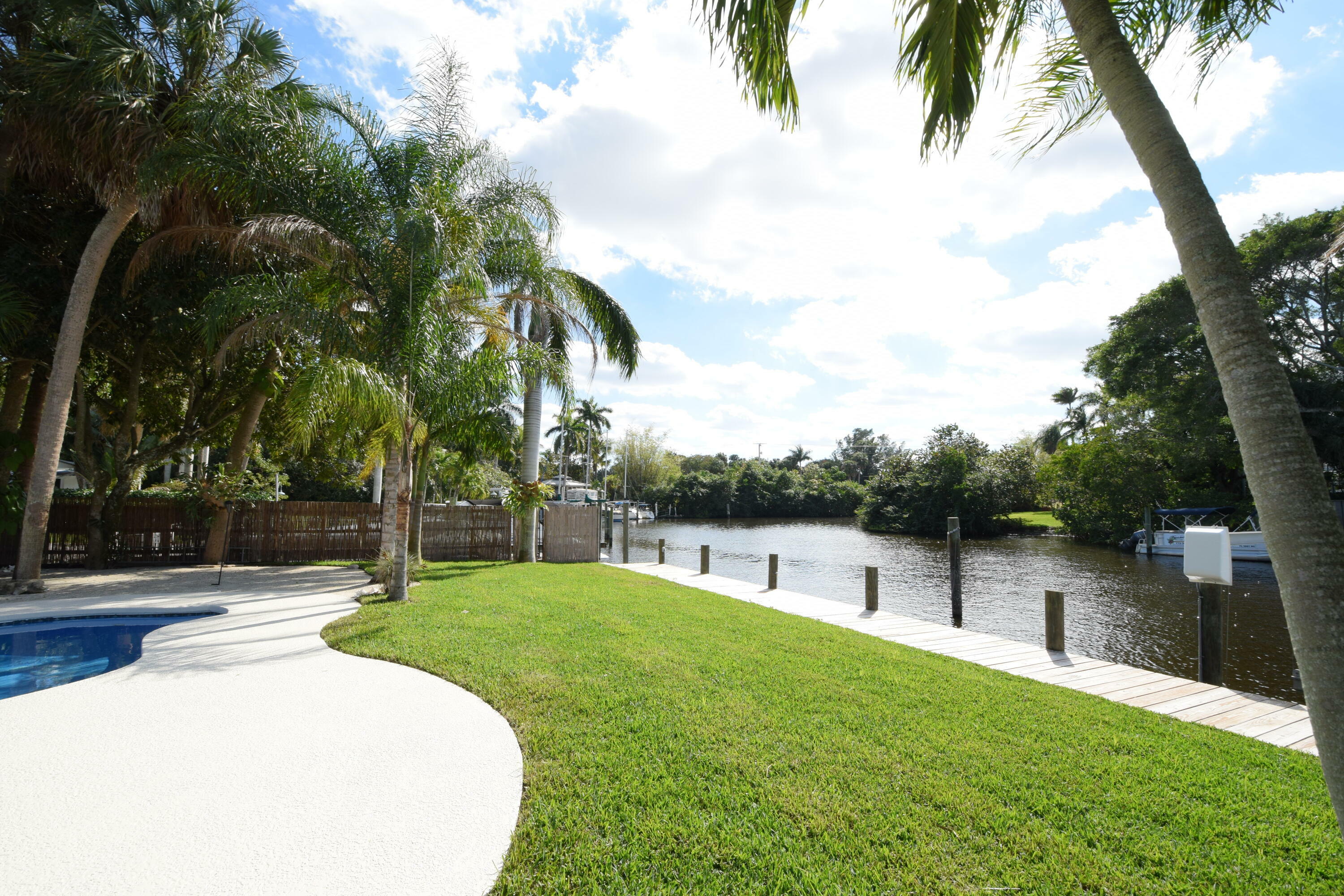 Property Photo:  310 SE Cardinal Way  FL 34996 