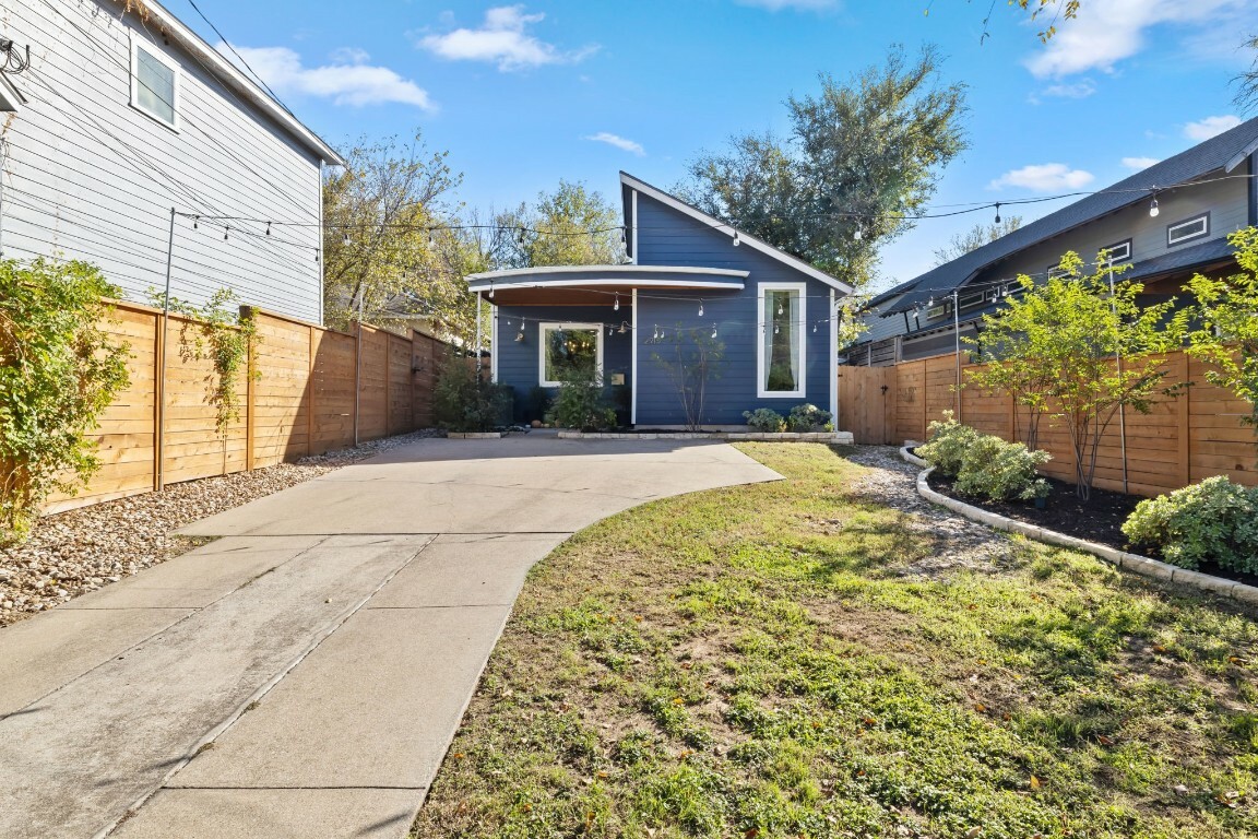 Property Photo:  2915 E 16th Street  TX 78702 