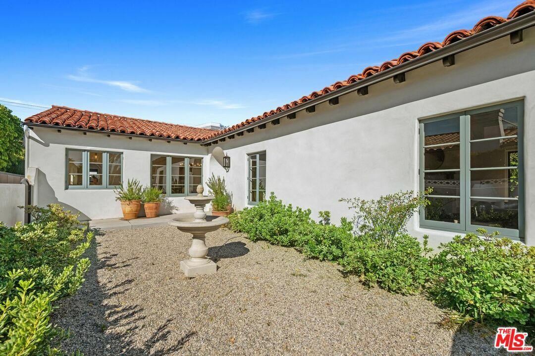 Property Photo:  843  S Cochran Ave  CA 90036 