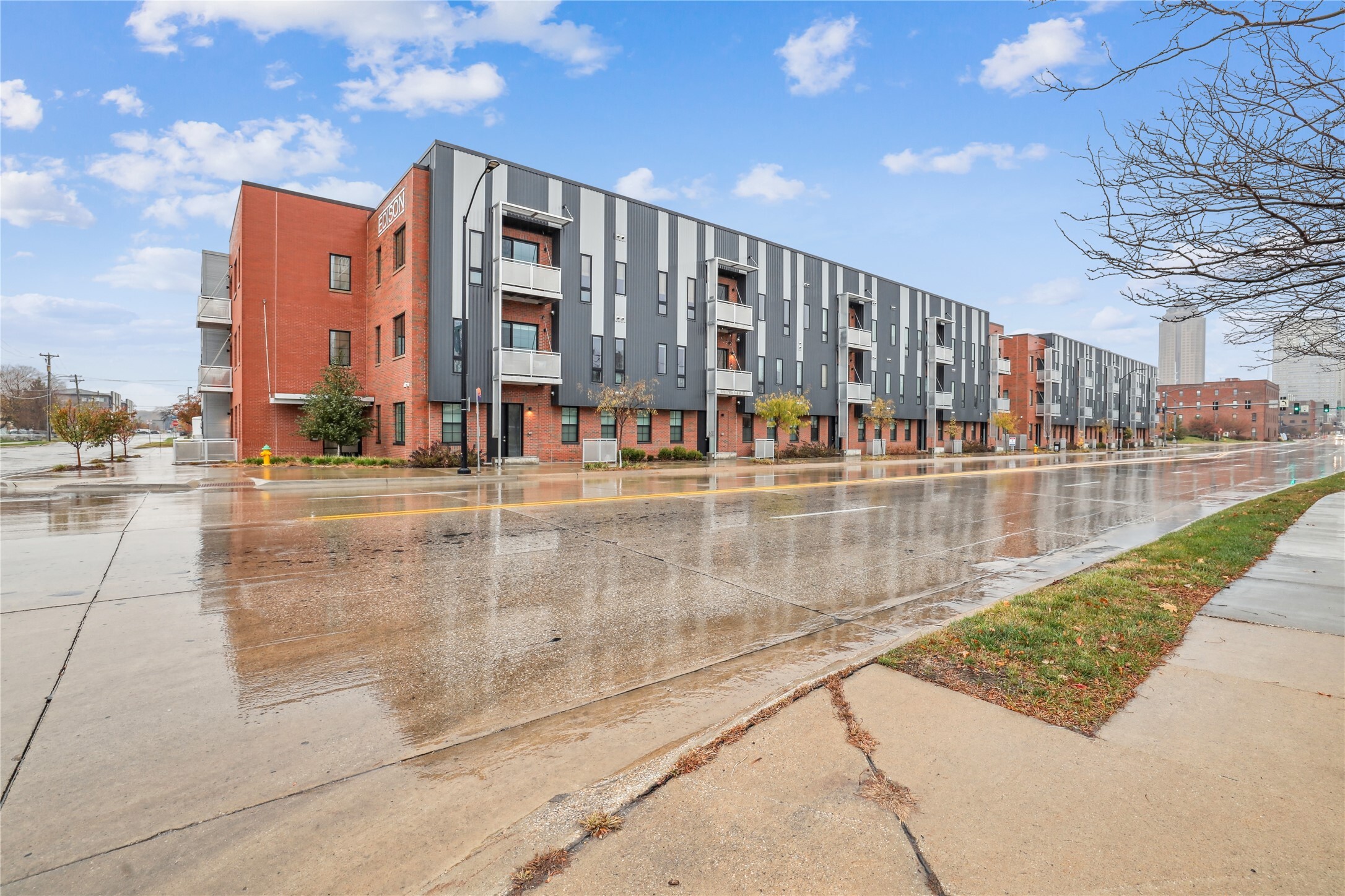 Property Photo: 450 SW 7th Street 208 IA 50309