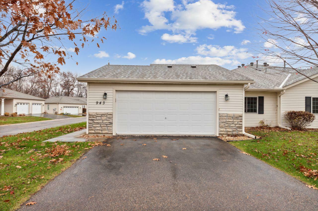 Property Photo:  943 Carriage Lane  MN 55318 