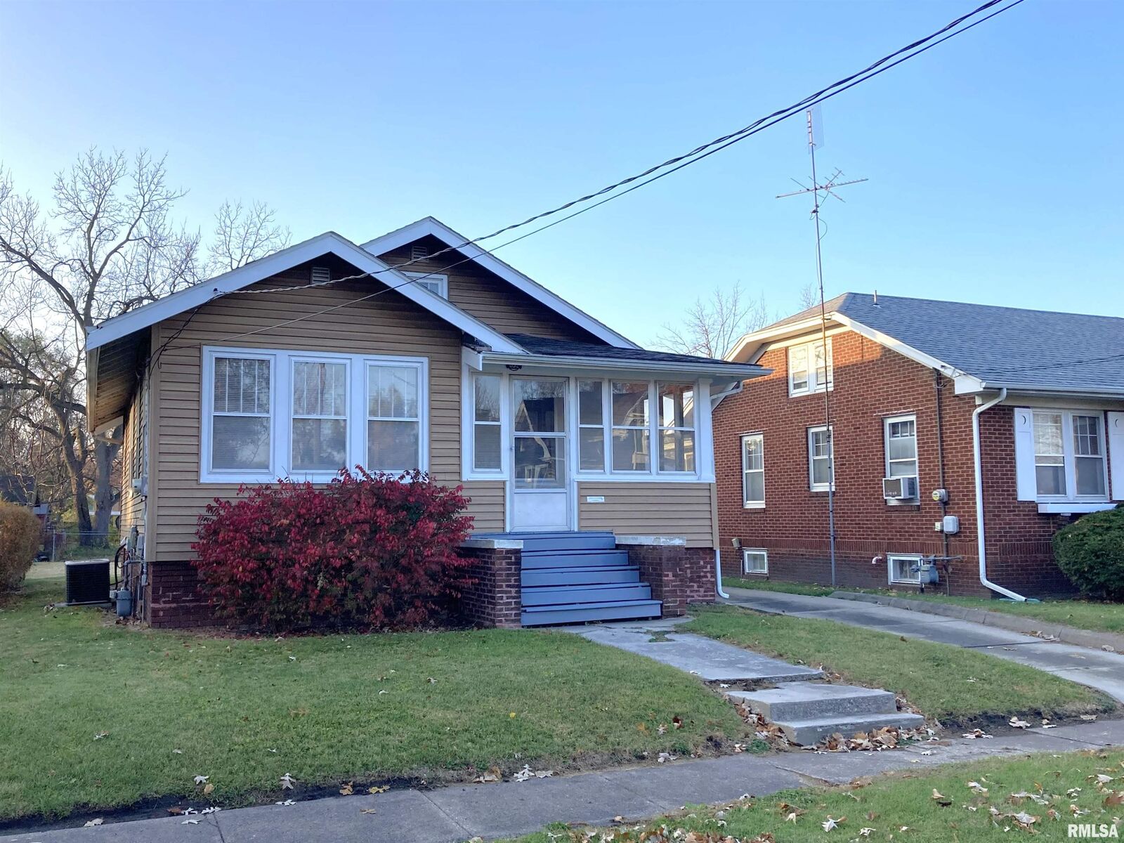 Property Photo:  652 W Grove Street  IL 61401 