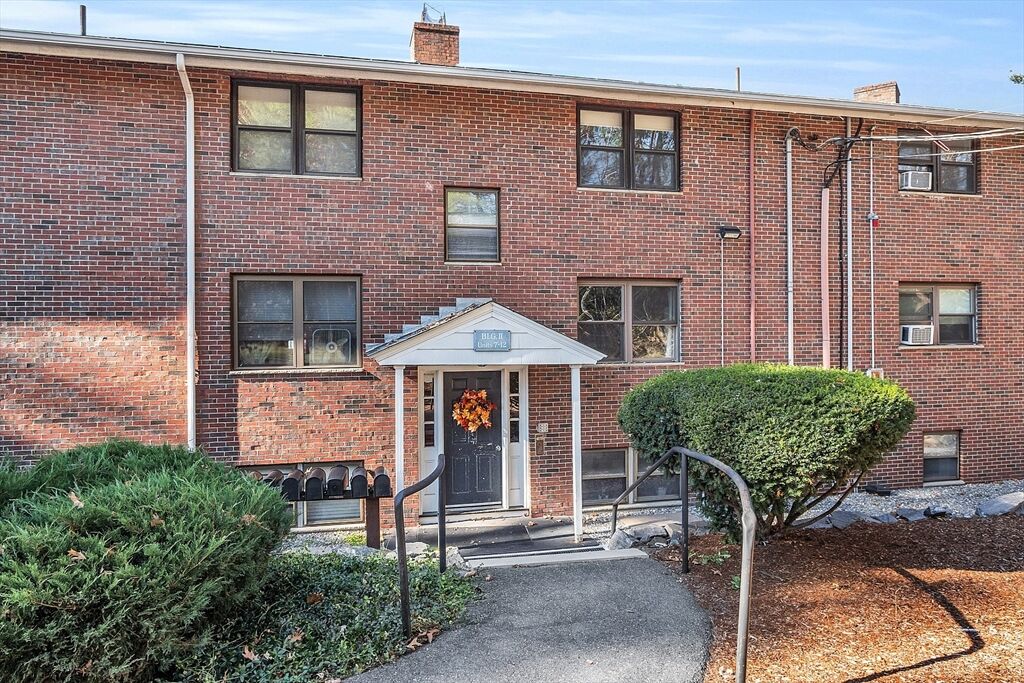 Property Photo: 2 Town House Ln 8 MA 01720