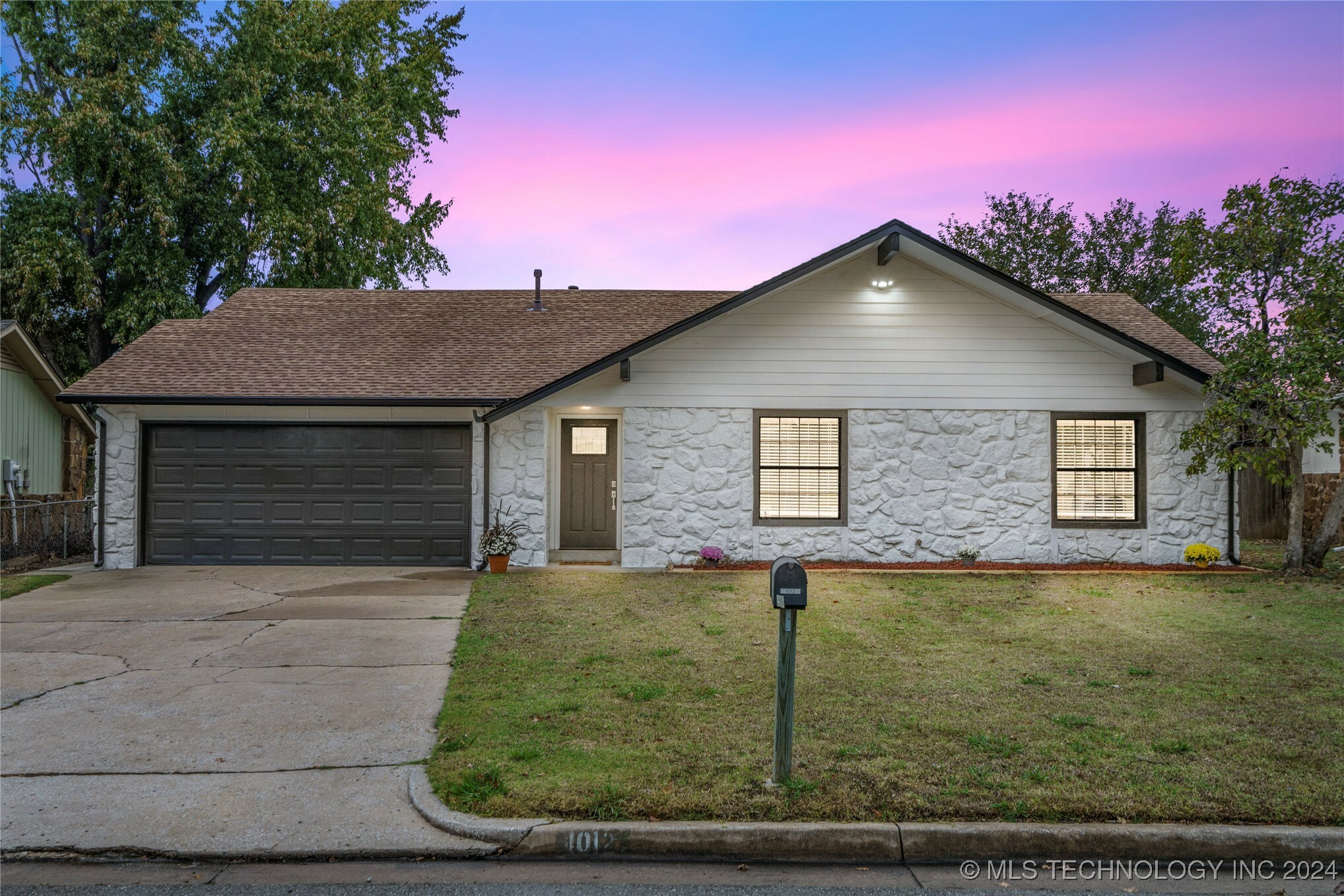 Property Photo:  1012 W Washington Place  OK 74012 