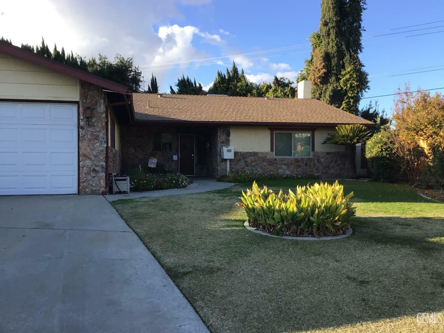 Property Photo: 105 Holmby Court CA 93309