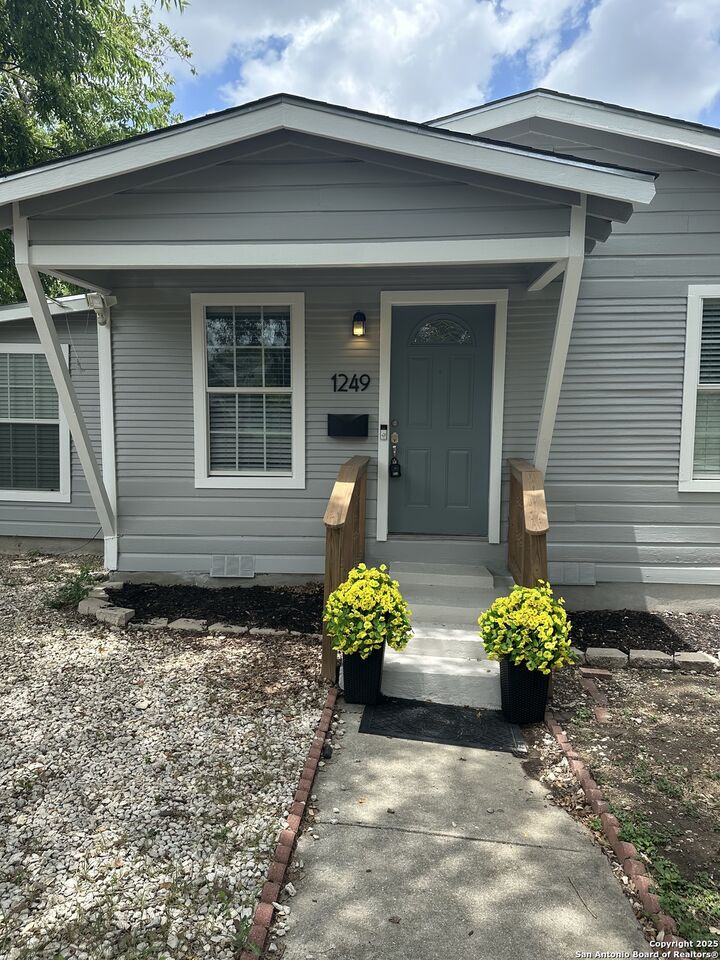 1249 W Hermosa Dr  San Antonio TX 78201 photo