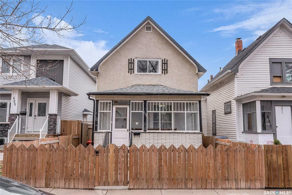 Property Photo:  423 D Avenue S  SK S7M 1R4 