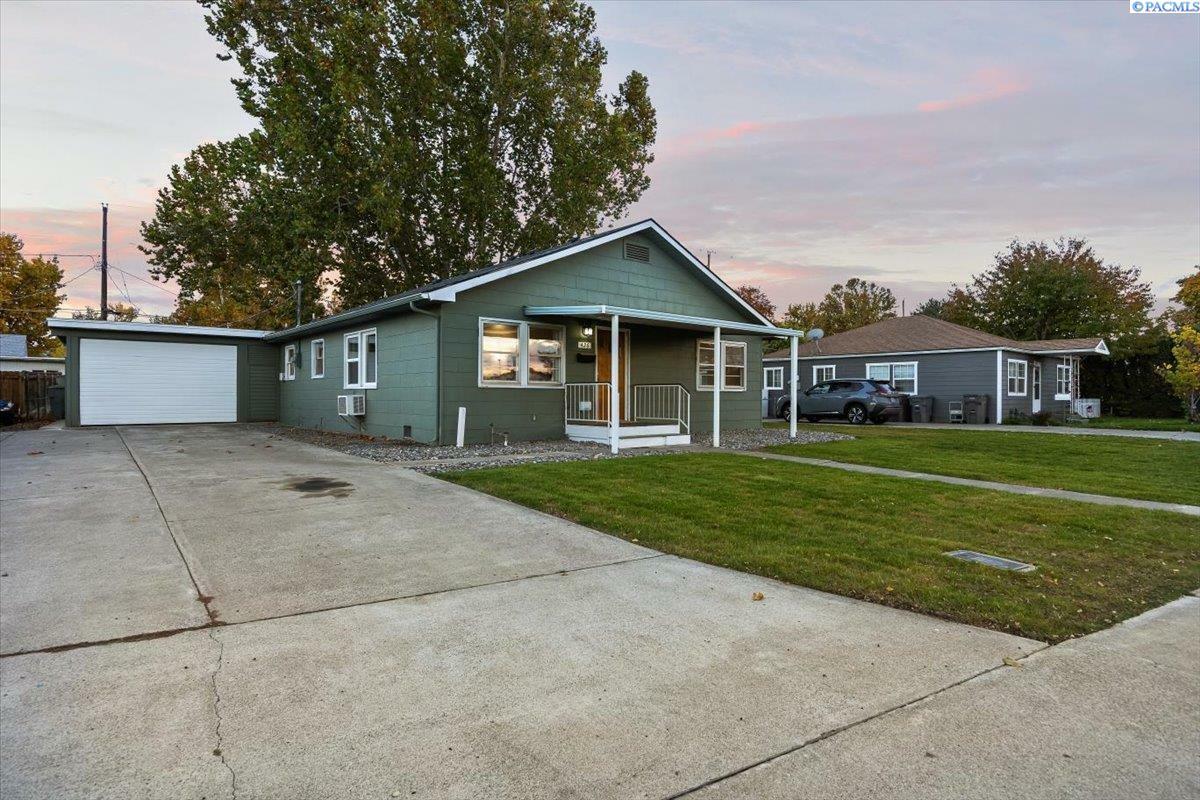 Property Photo:  426 Goethals Drive  WA 99352 