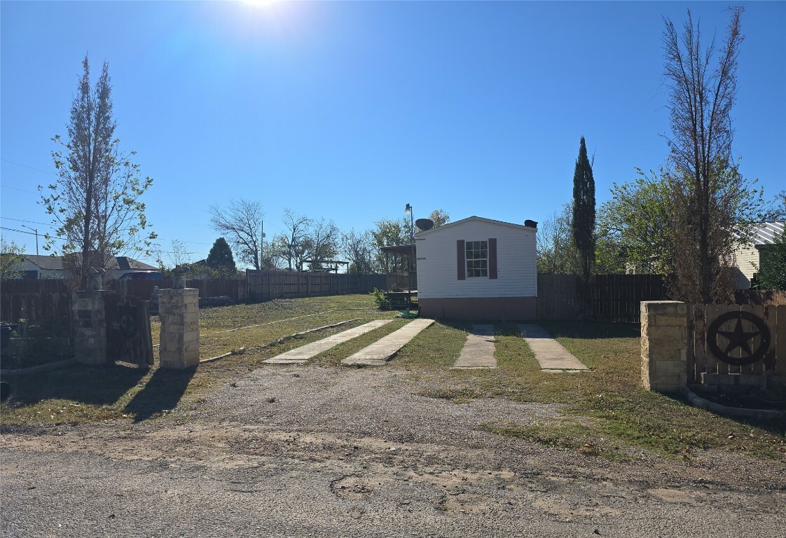 Property Photo:  805 E Elm Street  TX 78611 