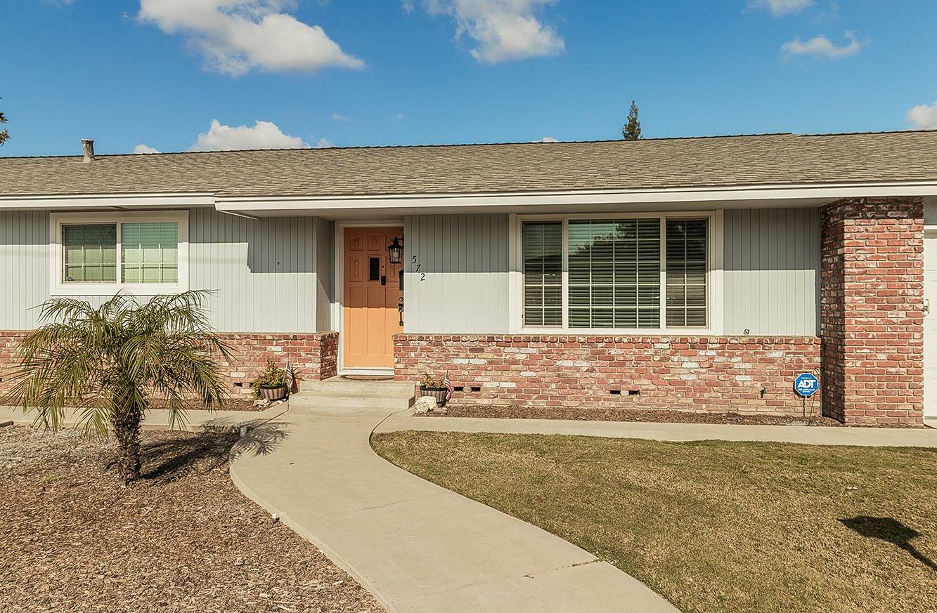 Property Photo:  572 W Huntsman Avenue  CA 93654 