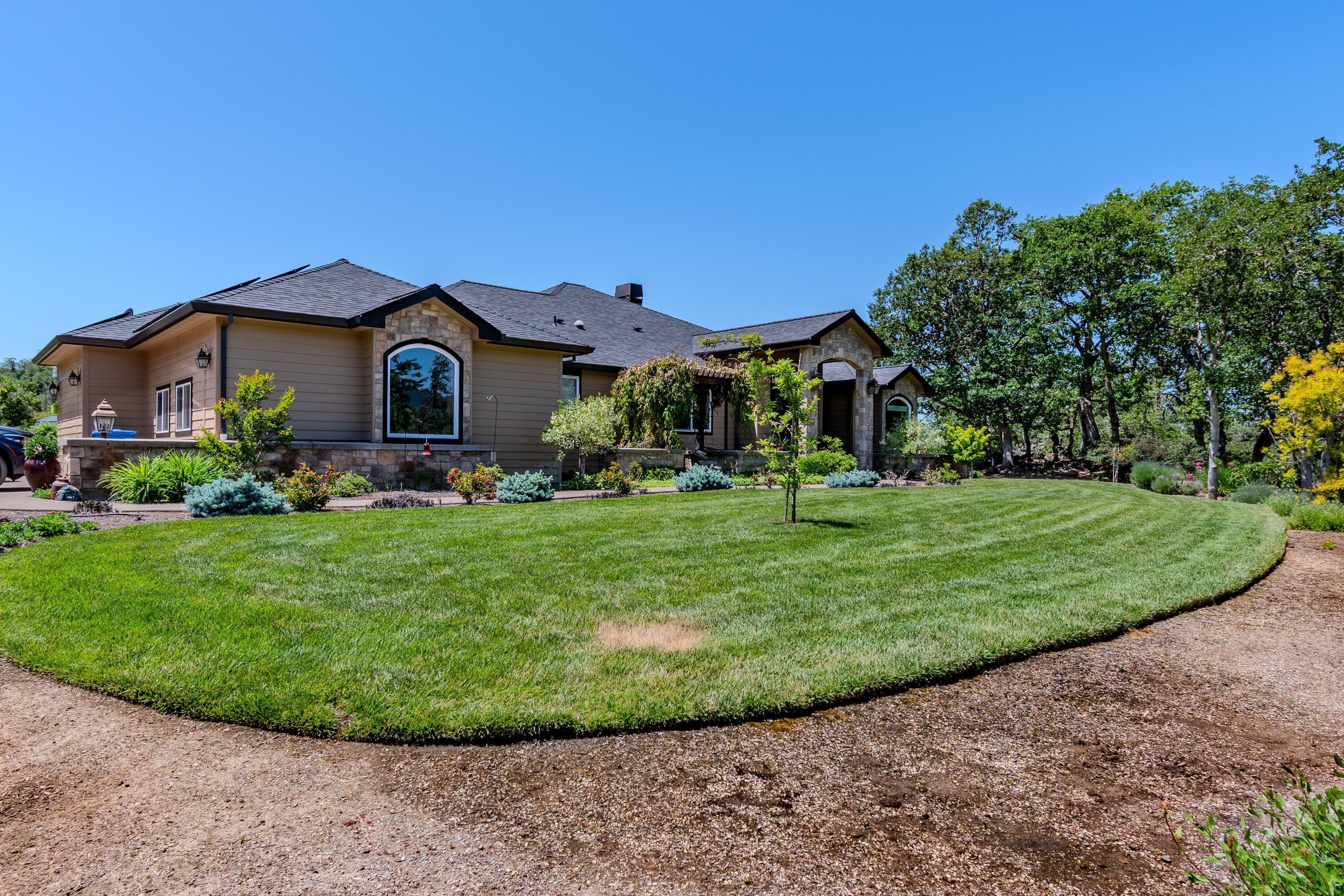 Property Photo: 1886 S Obenchain Road OR 97524