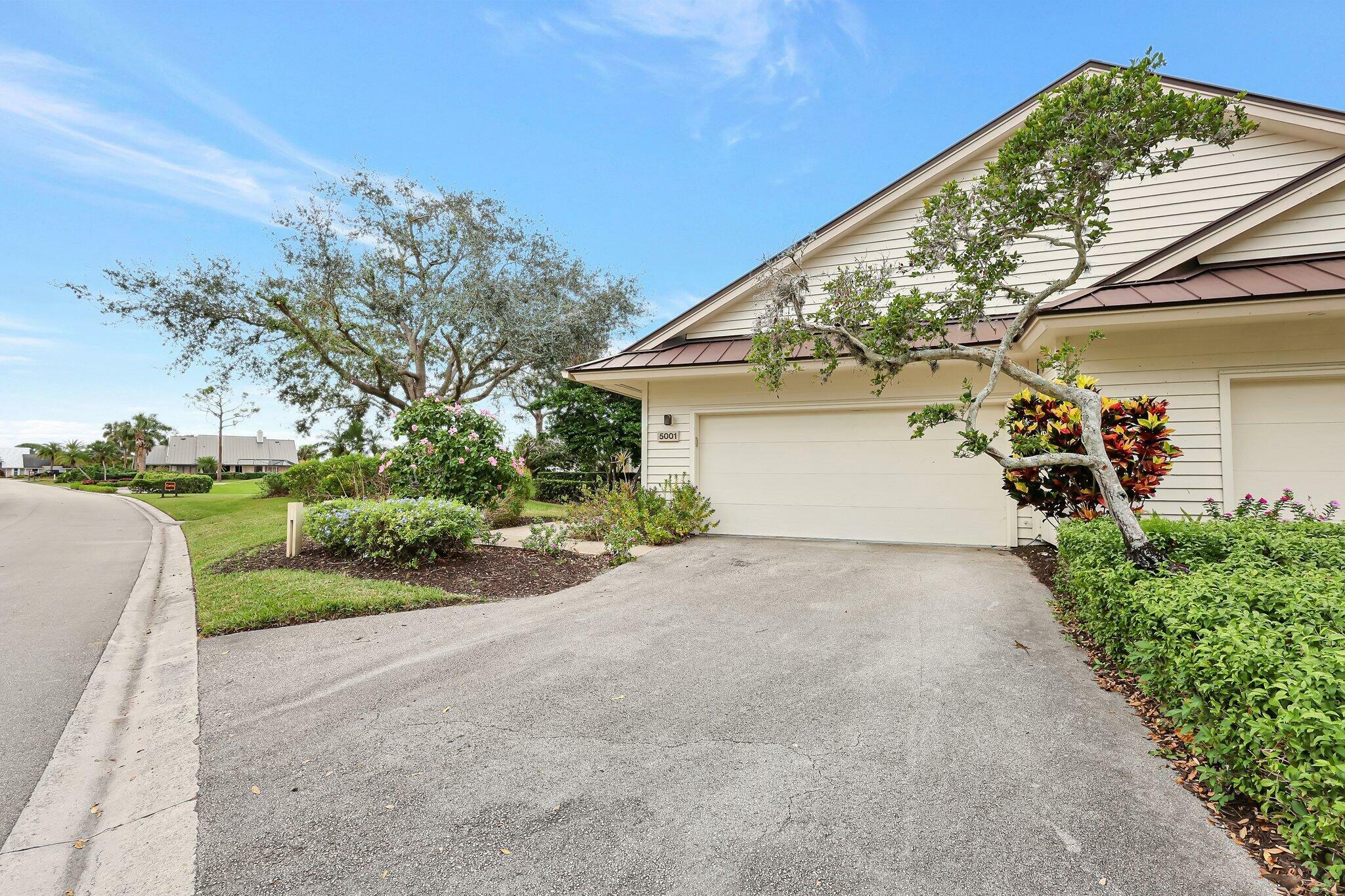 Property Photo:  5001 SE Brandywine Way  FL 34997 